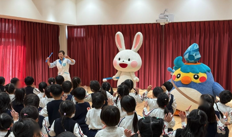 2026/1/30(金)大阪府茨木市の茨木高美幼稚園にはみがきうさぎとロクローが遊びに行ってきました♪